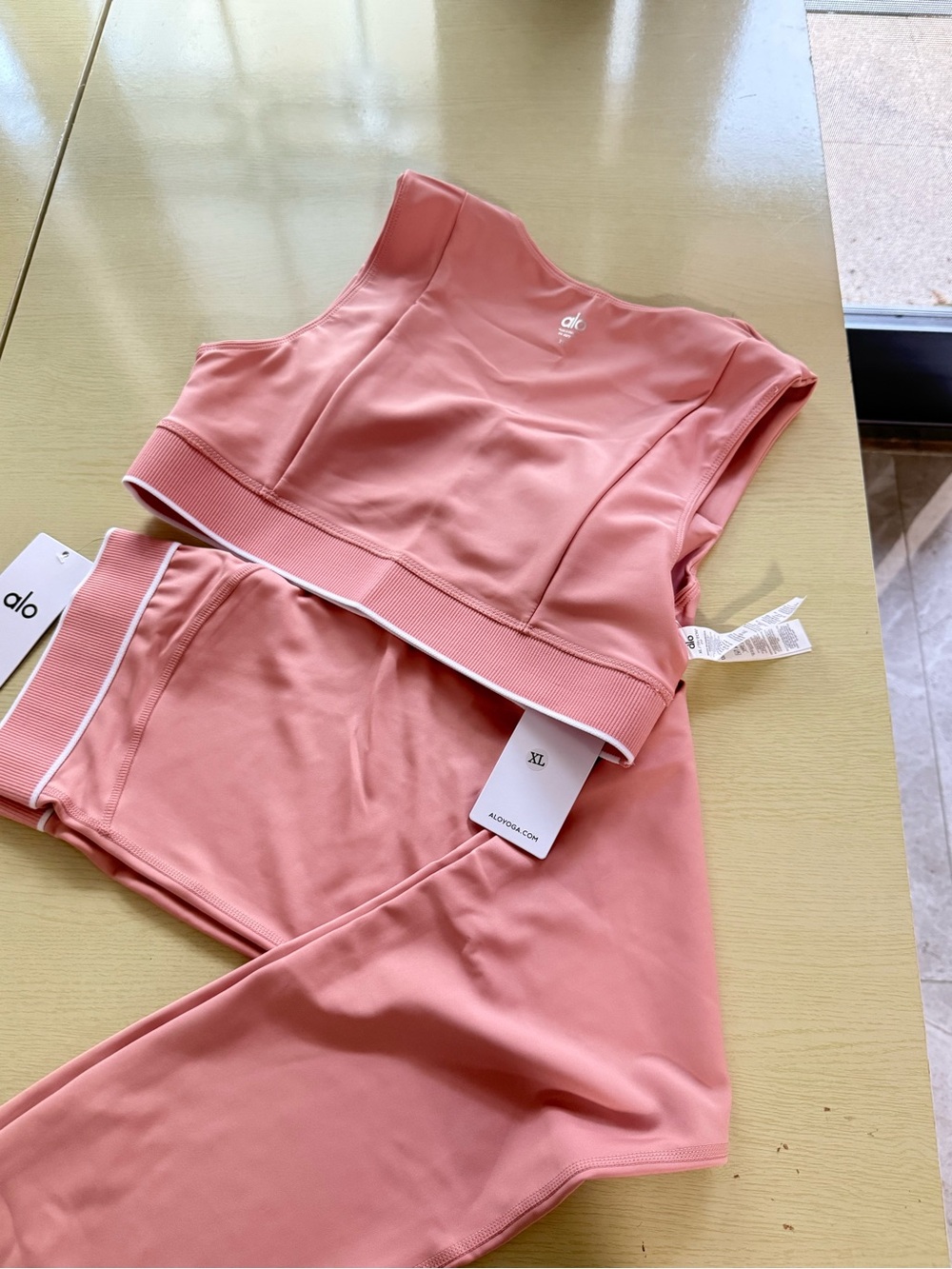 ALO Yoga Dusky Pink High-Waist Leggings and Supportive Bra Set - Picture 5 of 6